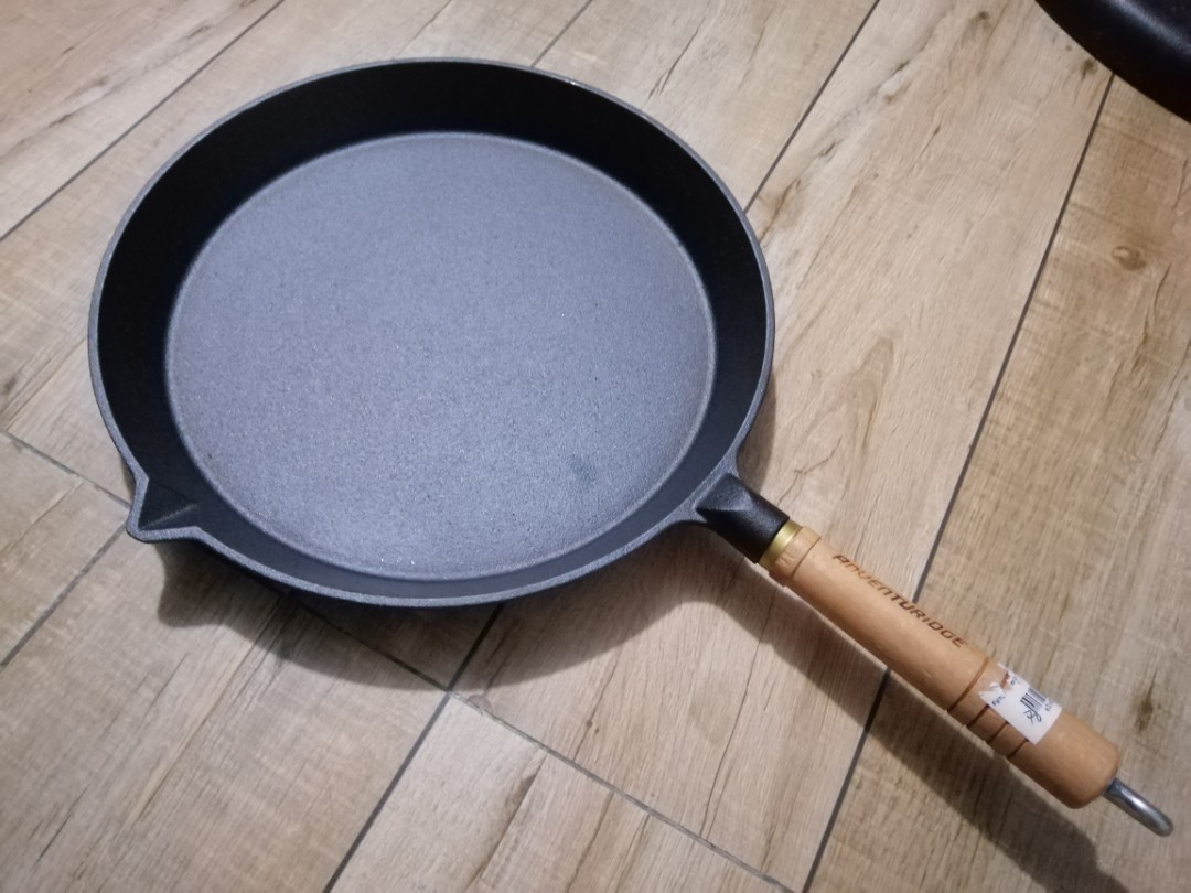 Adventuridge 12in cast iron pan on Carousell