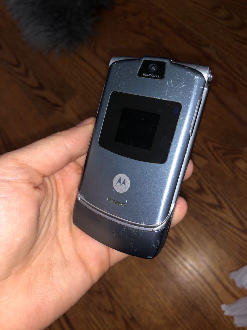 ALL OF THESE FLIP PHONES, BLACKBERRY, SAMSUNG FOR SALE (Category: Mobile Phones) located in Toronto. Submitted by maddie.tombler (Listing ID 1002164798, Image 2). Description: Best offer takes them.