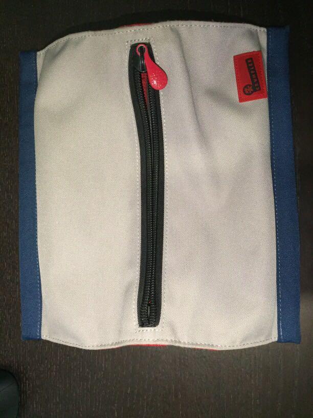 Crumpler Essentials Case (Category: Belt bags, Clutches and Pouches) located in Petaling Jaya. Submitted by melc94 (Listing ID 1002098374, Image 2). Description: Scratch resistant and in prestine condition. Has been with me since 2018 and condition is as when I bought it. Rugged design and authentic crumpler case from Australia. Selling as I do not need it anymore.