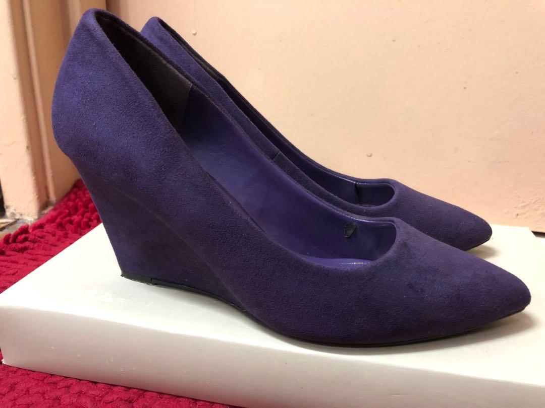 purple and gold pump