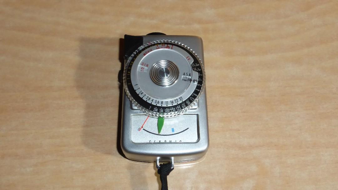 Sekonic Micro Leader exposure Lightmeter (Category: Flashes) located in Paranaque City. Submitted by kutoi.ancheta (Listing ID 1002213102, Image 1). Description: Sekonic Micro Leader exposure Lightmeter Features: ✅ Brand: Sekonic ✅ Model: Micro Leader ✅ Metal and plastic body ✅ Analogue operation ✅ Simple, straight forward adjustment dial ✅ Pocket Size ✅Specifications: Film speeds: 6 to 12,000 ASA (DIN 9 to 42) Aperture: f1 to 32 Shutter: 8 to 1/