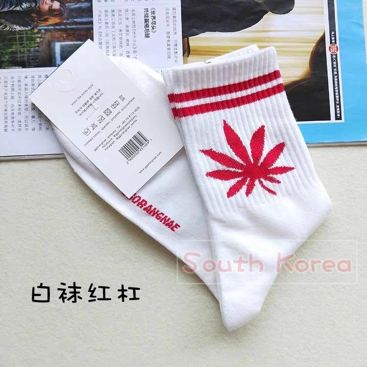 Socks （分類：運動服裝）位於 Hong Kong。 由 lingng123 提交（商品編號 1002335601，圖片 3）。簡介： 韓國進口 楓葉中筒純棉襪 size： 40-45 現貨。