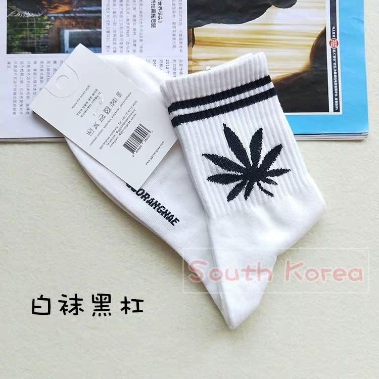 Socks （分類：運動服裝）位於 Hong Kong。 由 lingng123 提交（商品編號 1002335601，圖片 6）。簡介： 韓國進口 楓葉中筒純棉襪 size： 40-45 現貨。