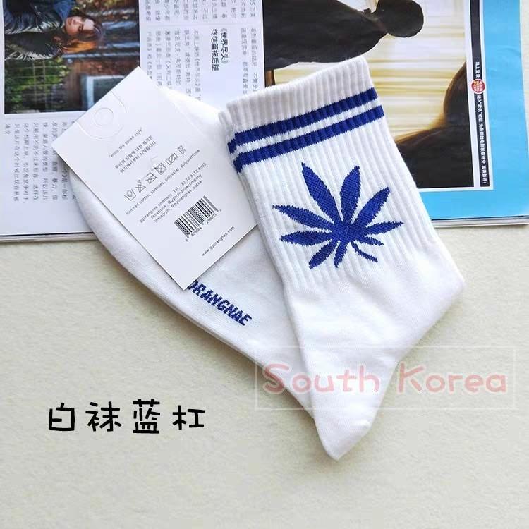 Socks （分類：運動服裝）位於 Hong Kong。 由 lingng123 提交（商品編號 1002335601，圖片 4）。簡介： 韓國進口 楓葉中筒純棉襪 size： 40-45 現貨。