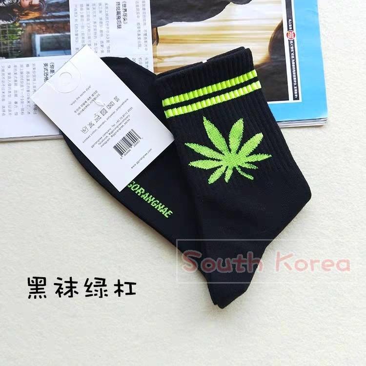 Socks （分類：運動服裝）位於 Hong Kong。 由 lingng123 提交（商品編號 1002335601，圖片 5）。簡介： 韓國進口 楓葉中筒純棉襪 size： 40-45 現貨。