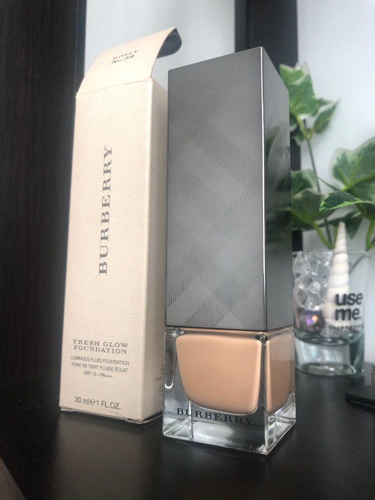 Burberry Fresh Glow Foundation in No.32 Honey, Beauty & Personal Care