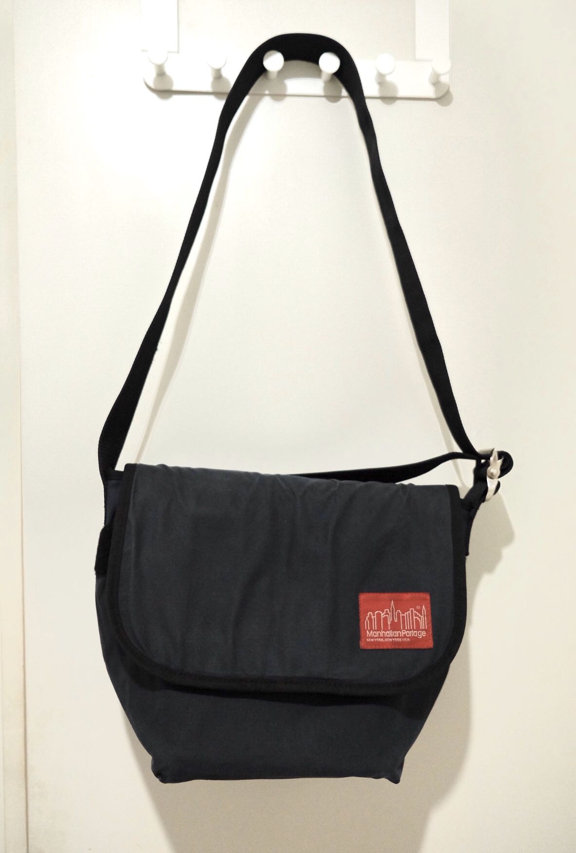 Manhattan shop sling bag