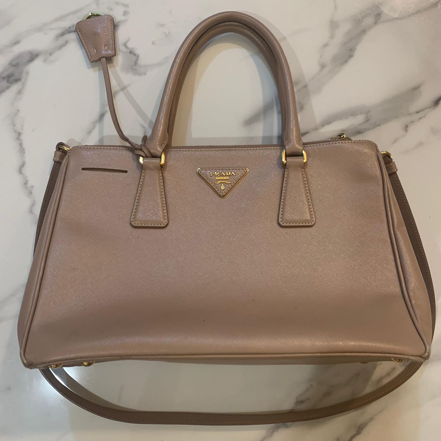 Prada Saffiano Leather Killer Bag, 名牌, 手袋及銀包 Carousell