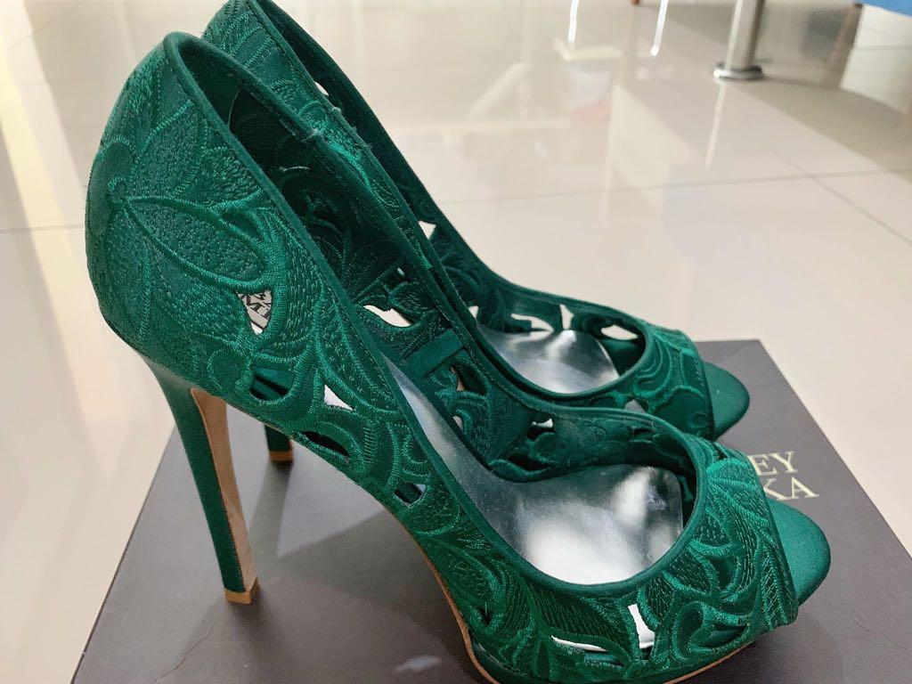 badgley mischka green heels