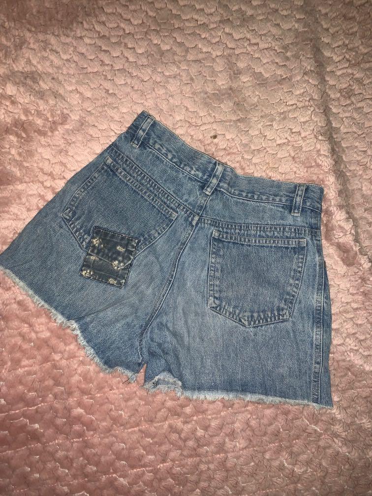 Perfect Vintage Shorts (Category: Shorts) located in Bulacan. Submitted by cheapclothesph (Listing ID 1002814495, Image 2). Description: Perfect vintage shorts! Loved this but it doesn’t fit me anymore :(.