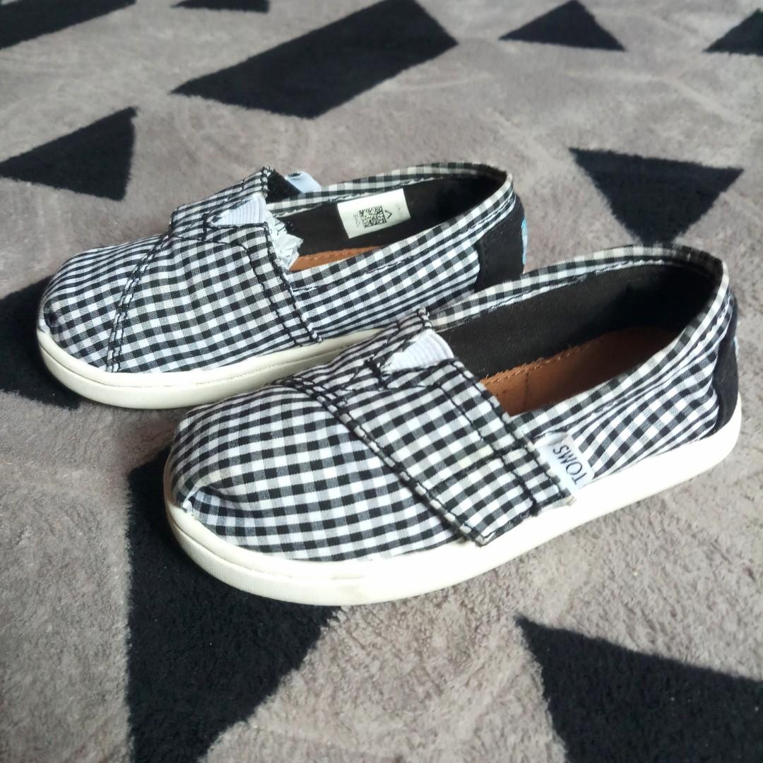 checkered toms