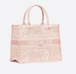 (Category: ) located in . Submitted by TheChanelCloset (Listing ID 1002954279, Image 1). Description: .