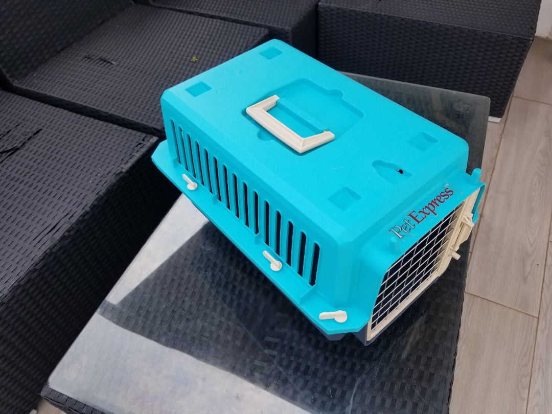 Small sized pet crate