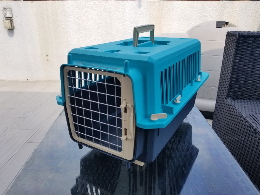 Small sized pet crate