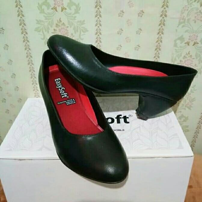 Easy Soft Black Shoes // Size 35, Women 