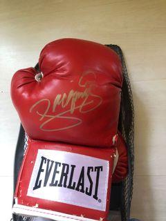 Everlast 16oz sign by Manny Pacquiao boxing glove