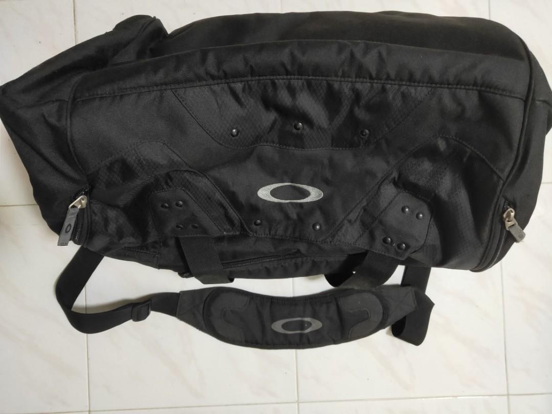 Oakley 92904ODM Men's Gym to Street Duffel Bag, Men's Fashion, Bags