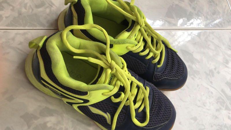 shoes for synthetic badminton court