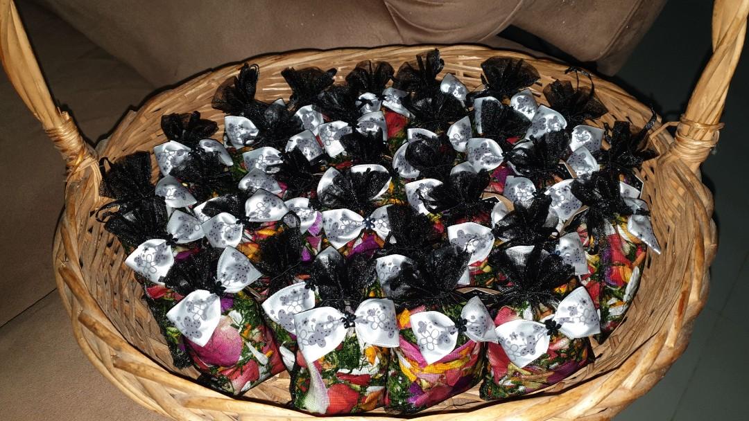 Bunga rampai Drawstring (Category: Occasions & Party Supplies) located in Singapore. Submitted by mamihut (Listing ID 285772947, Image 1). Description: Bunga rampai Drawstring $$36/- ☆ Pack of 30 ☆ Price inclusive of bunga rampai ☆ Drawsting colours: pink,blue, black,green,maroon with matching ribbons ☆ Ribbons with matching ☆ Handmade scented bunga rampai with fresh flowers ☆ Any occasion 》For ordering - 1 week in advance - Deposit of $10 (No re