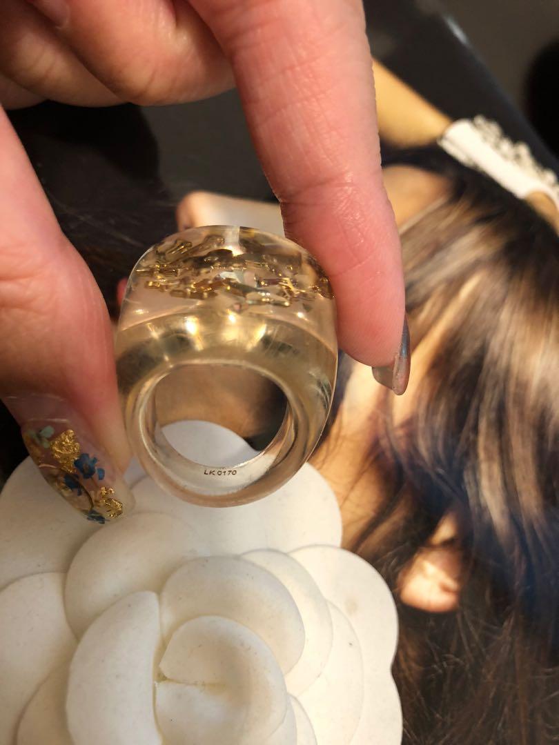 LV ring ( Louis Vuitton) （分類：絲巾）位於 Hong Kong。 由 duansheli2000 提交（商品編號 1000155468，圖片 2）。簡介： Plastic ring 💯 % Authentic Signs of use Size : 直徑1.6-7 cm 全場最平 手指肥咗先至賣🤣。