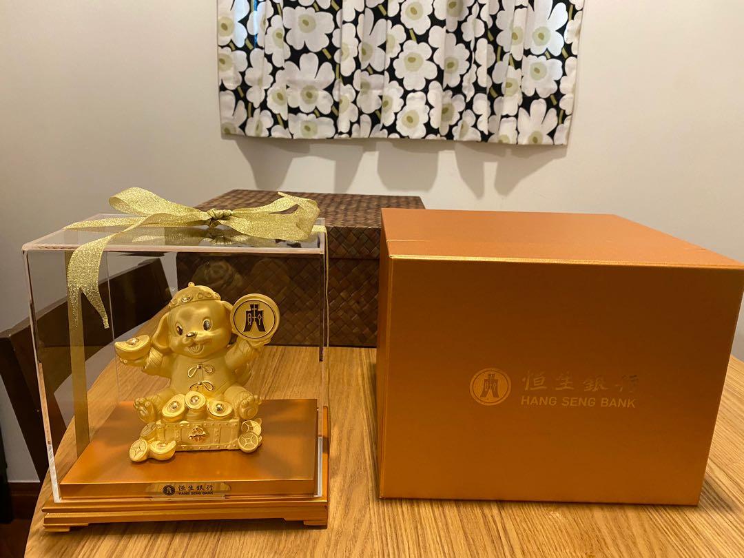 Hang Seng Bank 恒生銀行包金Justgold 狗年金狗擺設yellow gold dog, 傢俬＆家居, 家居裝飾, 家居裝飾- 其他-  Carousell
