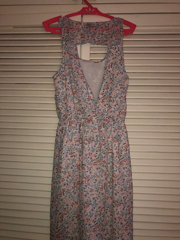H&M floral backless dress (Category: Dresses) located in Muntinlupa City. Submitted by geepee21 (Listing ID 1003683500, Image 2). Description: 10/10 condition Only worn a few times H&M backless dress Dm for when worn.