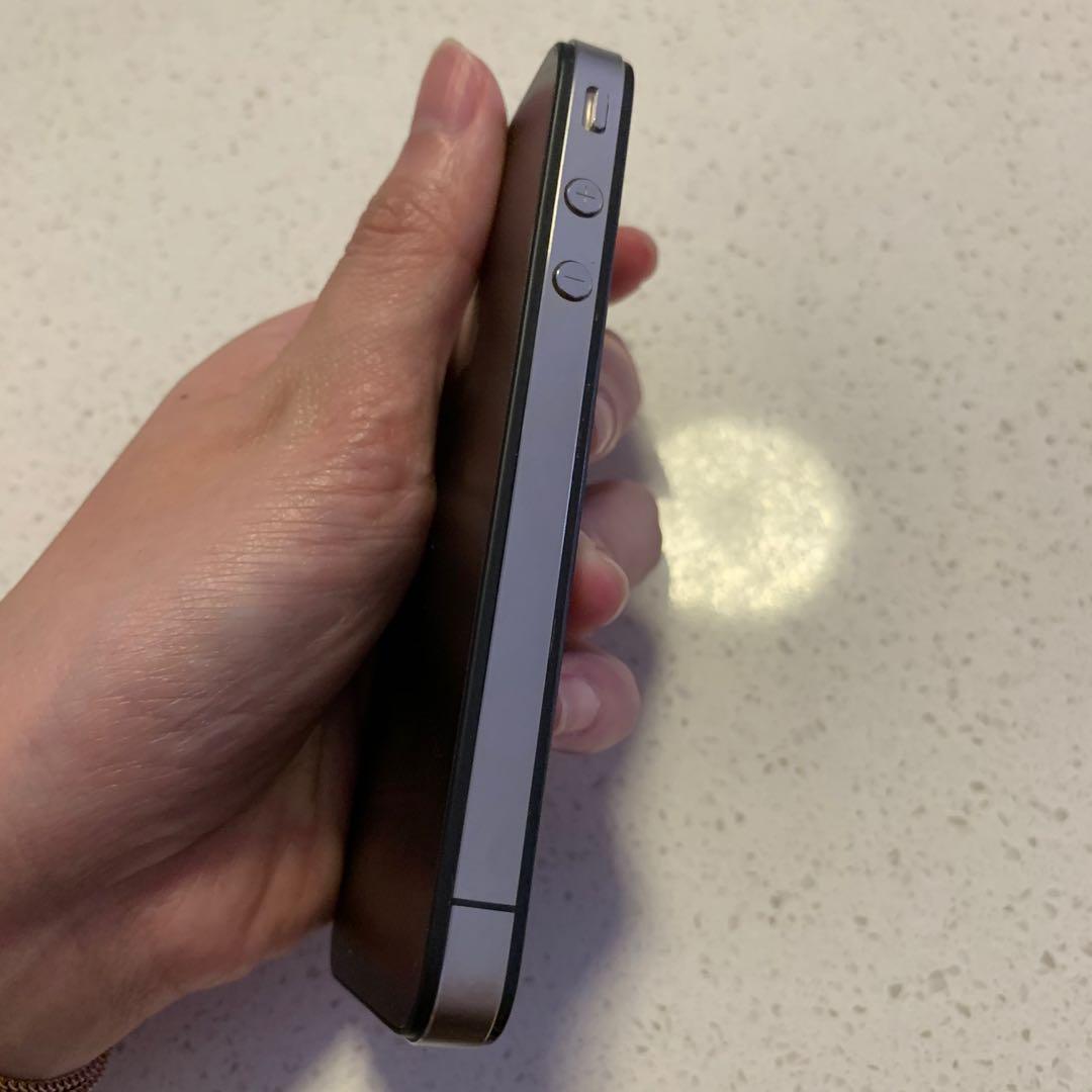 Iphone 4 (Category: iPhone Others) located in Singapore. Submitted by aarcanee (Listing ID 1003666813, Image 3). Description: In good condition iPhone 4 With front and back protection sticker on .