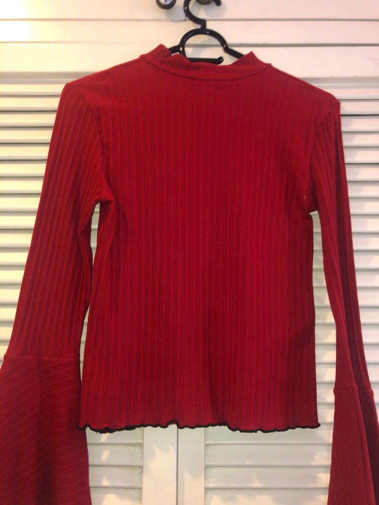 Mango Long Sleeves Top (Category: Longsleeves) located in Muntinlupa City. Submitted by geepee21 (Listing ID 1003673987, Image 2). Description: Barely used Mango top with wide sleeves 10/10 condition .