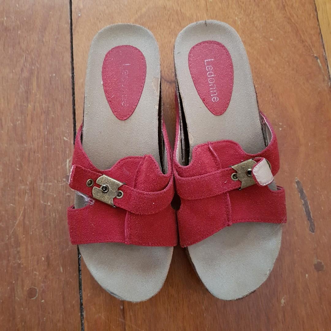 women's red wedge shoes