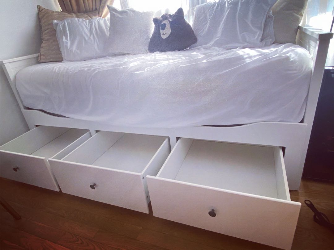 IKEA Hemnes White Daybed with 3 Drawers and mattress topper, Furniture