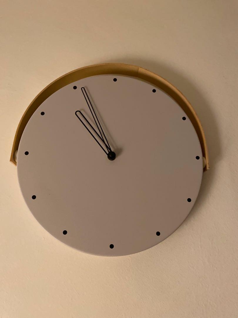AKEMIUCHI wall clock (Category: Clocks) located in Singapore. Submitted by kimi_morales (Listing ID 1005748521, Image 1). Description: Simple, Nordic-style clock bought from AKEMIUCHI. • AC remote used for scale to show size • Requires 2 AAA batteries • 1.5 years old • Cleaned regularly •Kept in a smoke-free home I’m moving out of SG and need to sell some stuff! .