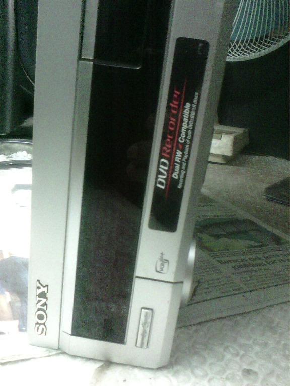 CD player Sony (Category: Blu-Ray & Media Players) located in Quezon City. Submitted by alvicph (Listing ID 1005662515, Image 2). Description: DVD recorder not working, but can be used as CD player, As is where p up only 243 Banawe st. cor c3 qc. 09192844778 sagot nyo ang delivery charge, u pay thru bank..