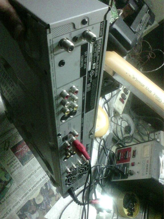 CD player Sony (Category: Blu-Ray & Media Players) located in Quezon City. Submitted by alvicph (Listing ID 1005662515, Image 1). Description: DVD recorder not working, but can be used as CD player, As is where p up only 243 Banawe st. cor c3 qc. 09192844778 sagot nyo ang delivery charge, u pay thru bank..