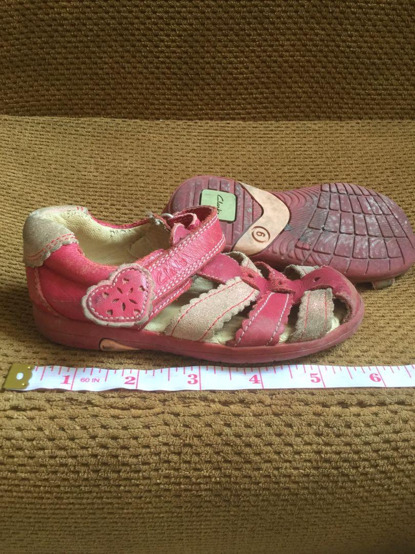 Clarks walking shoes (Category: Babies & Kids Fashion) located in Mandaluyong City. Submitted by caishe (Listing ID 1005652941, Image 1). Description: Pre-loved man ito super luv ko to kasi super comfy sa paa ng bata..magaan at matibay pa...