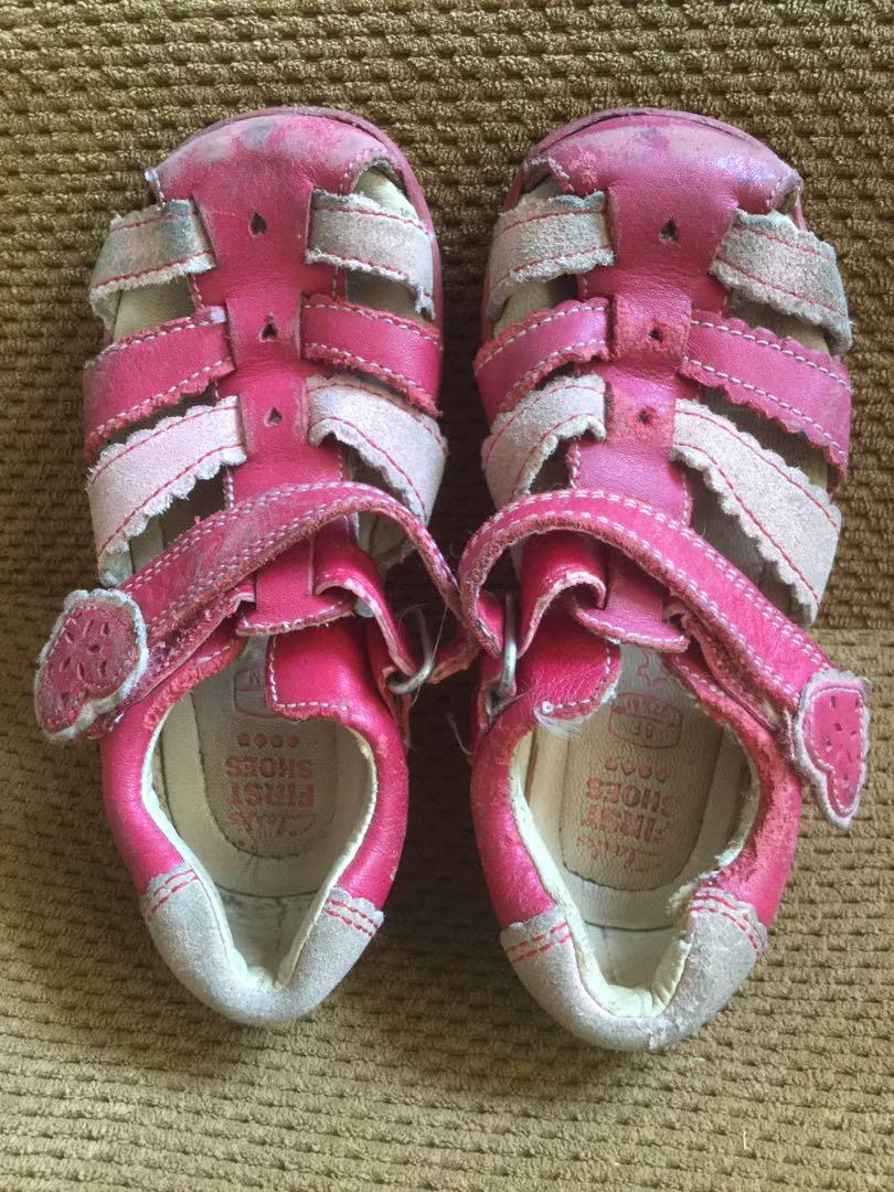 Clarks walking shoes (Category: Babies & Kids Fashion) located in Mandaluyong City. Submitted by caishe (Listing ID 1005652941, Image 2). Description: Pre-loved man ito super luv ko to kasi super comfy sa paa ng bata..magaan at matibay pa...