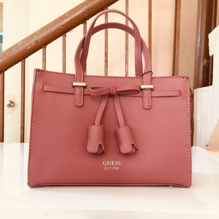 Guess Handbag 🌸 (Category: Tote Bags) located in Manila. Submitted by teesnhers (Listing ID 1005658616, Image 2). Description: .