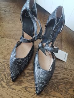 （分類：）位於 。 由 prelovedshop001 提交（商品編號 1005577084，圖片 1）。簡介： 。