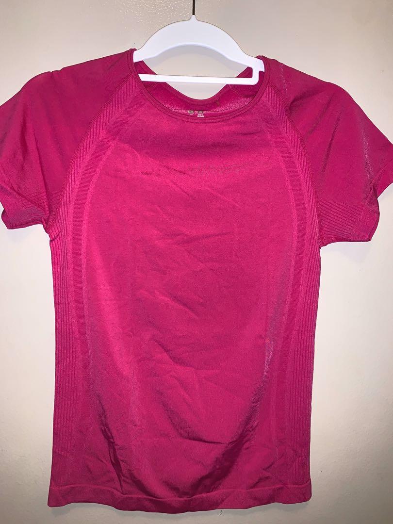 Uniqlo Sports Top (Category: Activewear) located in Pateros City. Submitted by prelovedforfun_ (Listing ID 1005705143, Image 2). Description: .
