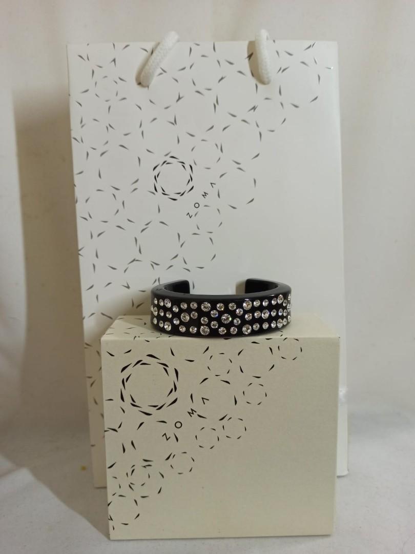 Plexiglass bangle （分類：手鍊）位於 Hong Kong。 由 turboaidan 提交（商品編號 1005966679，圖片 2）。簡介： Plexiglass bangle in Black with Swarovski Stone。