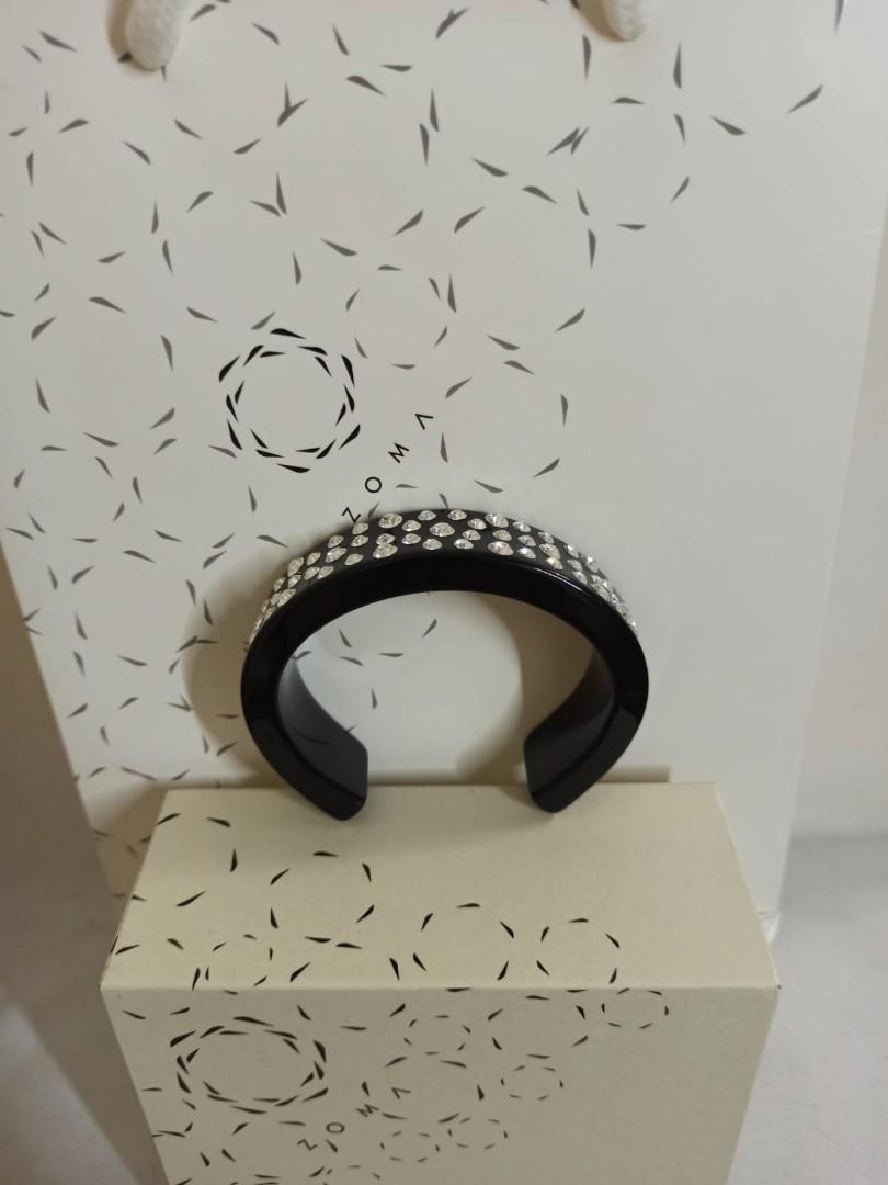 Plexiglass bangle （分類：手鍊）位於 Hong Kong。 由 turboaidan 提交（商品編號 1005966679，圖片 3）。簡介： Plexiglass bangle in Black with Swarovski Stone。