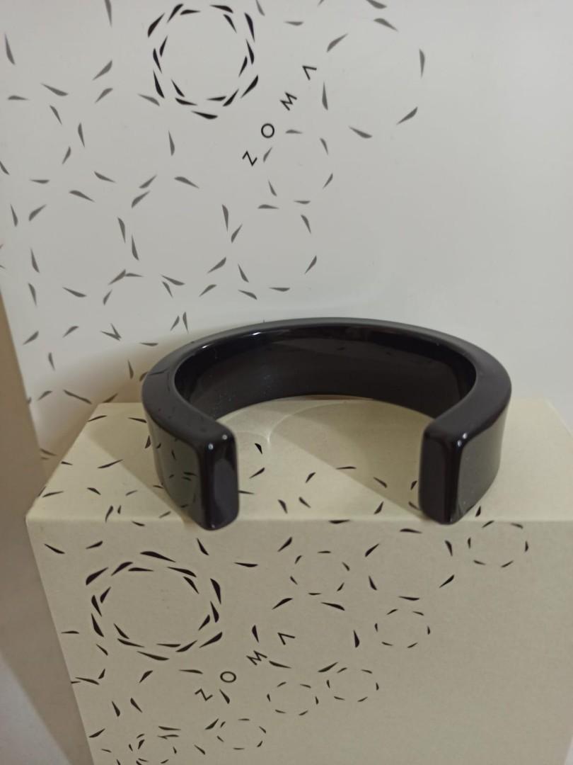 Plexiglass bangle （分類：手鍊）位於 Hong Kong。 由 turboaidan 提交（商品編號 1005966679，圖片 4）。簡介： Plexiglass bangle in Black with Swarovski Stone。