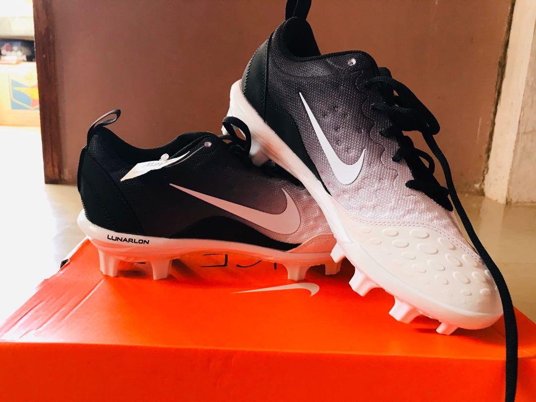 nike studs below 1500