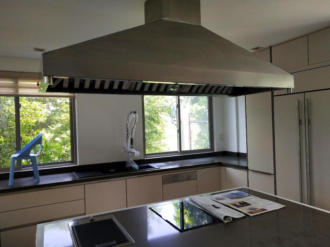 Exhaust outlet for kitchen