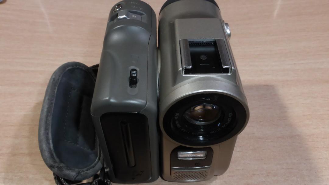 SHARP Viewcam Z vl-z900-T mini DV camcoder (Category: Video Cameras) located in Paranaque City. Submitted by kutoi.ancheta (Listing ID 1006228532, Image 3). Description: SHARP Viewcam Z vl-z900-T mini DV camcoder made in Japan Product Specs 👇 : http://global.sharp/products/viewcam/vl-z950_900/index.html condition: ☝️NOT tested! ☝️as is only! ☝️included if there are hidden defects! ✔️ battery included ✔️ lens filter ✔️ lens hood ✔️ LED video ligh