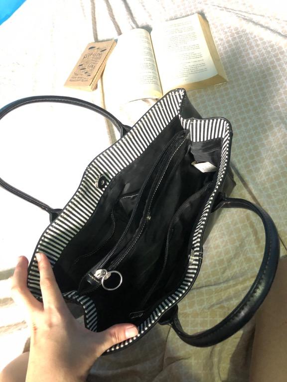 Black leather Hand Bag (Category: Tote Bags) located in Imus. Submitted by lyssaaa26 (Listing ID 1006789113, Image 2). Description: Selling my preloved hand bag. Used few times it’s fit in your office attire. ❤️ Medium Size - There has a small flaw, please check the third picture for your reference. MOP: BDO bank transfer. .
