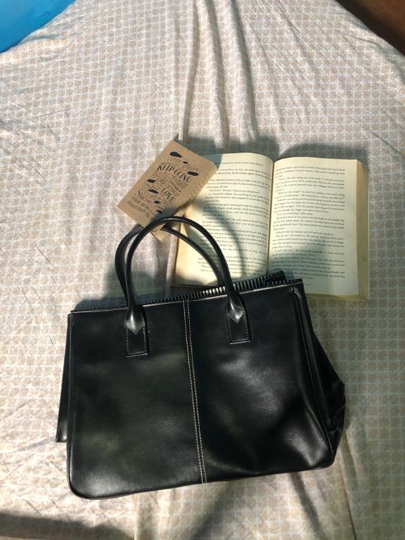 Black leather Hand Bag (Category: Tote Bags) located in Imus. Submitted by lyssaaa26 (Listing ID 1006789113, Image 1). Description: Selling my preloved hand bag. Used few times it’s fit in your office attire. ❤️ Medium Size - There has a small flaw, please check the third picture for your reference. MOP: BDO bank transfer. .