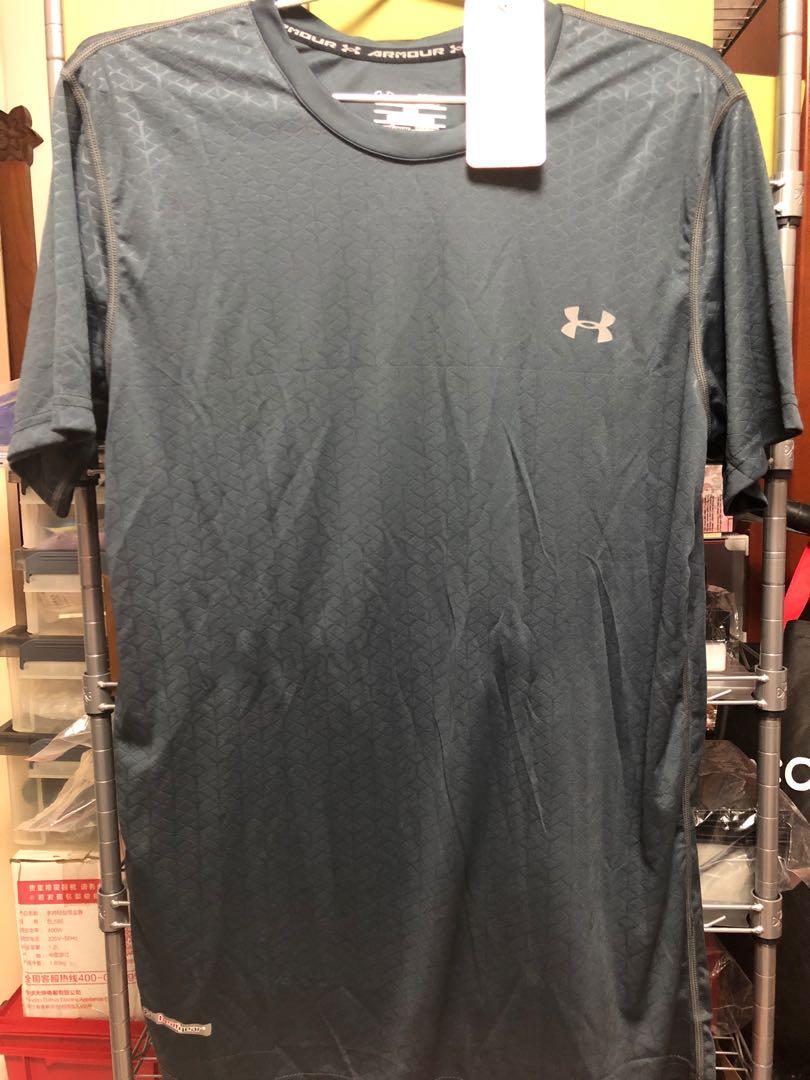 loose fit under armour t shirt