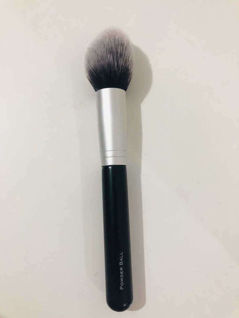 Make-up brush duo (Category: Makeup) located in Manila. Submitted by elvbee (Listing ID 1006867819, Image 2). Description: Selling my pre-loved FS brushes for 150 each. No box but comes with brush guard. 1. Powder Ball brush 2. Foundation brush Price is already final. Low ballers will be ignored. .