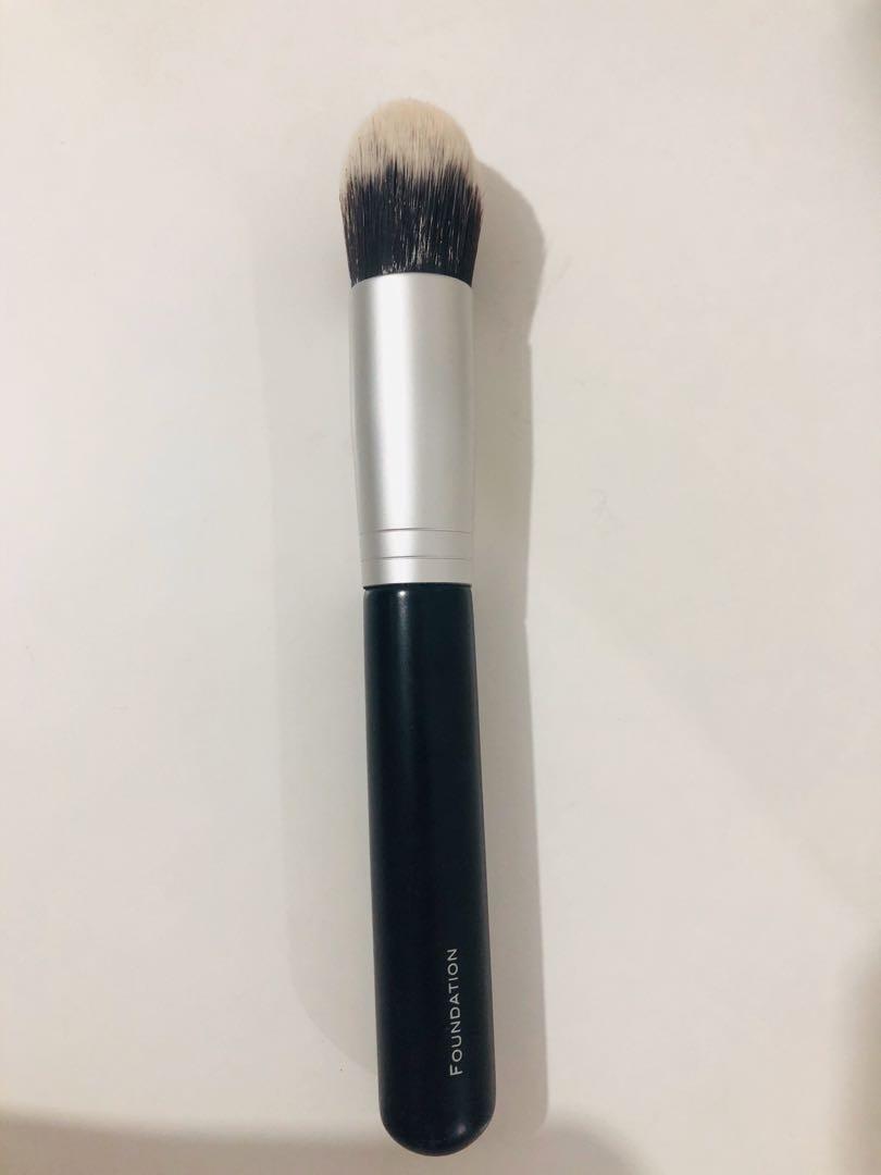 Make-up brush duo (Category: Makeup) located in Manila. Submitted by elvbee (Listing ID 1006867819, Image 3). Description: Selling my pre-loved FS brushes for 150 each. No box but comes with brush guard. 1. Powder Ball brush 2. Foundation brush Price is already final. Low ballers will be ignored. .