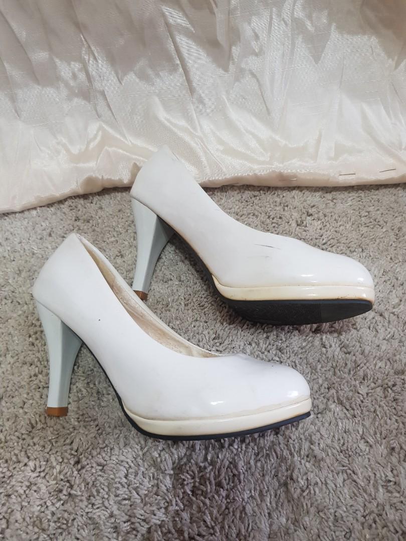 Basic white pumps, Women's Fashion, Footwear, Heels on Carousell